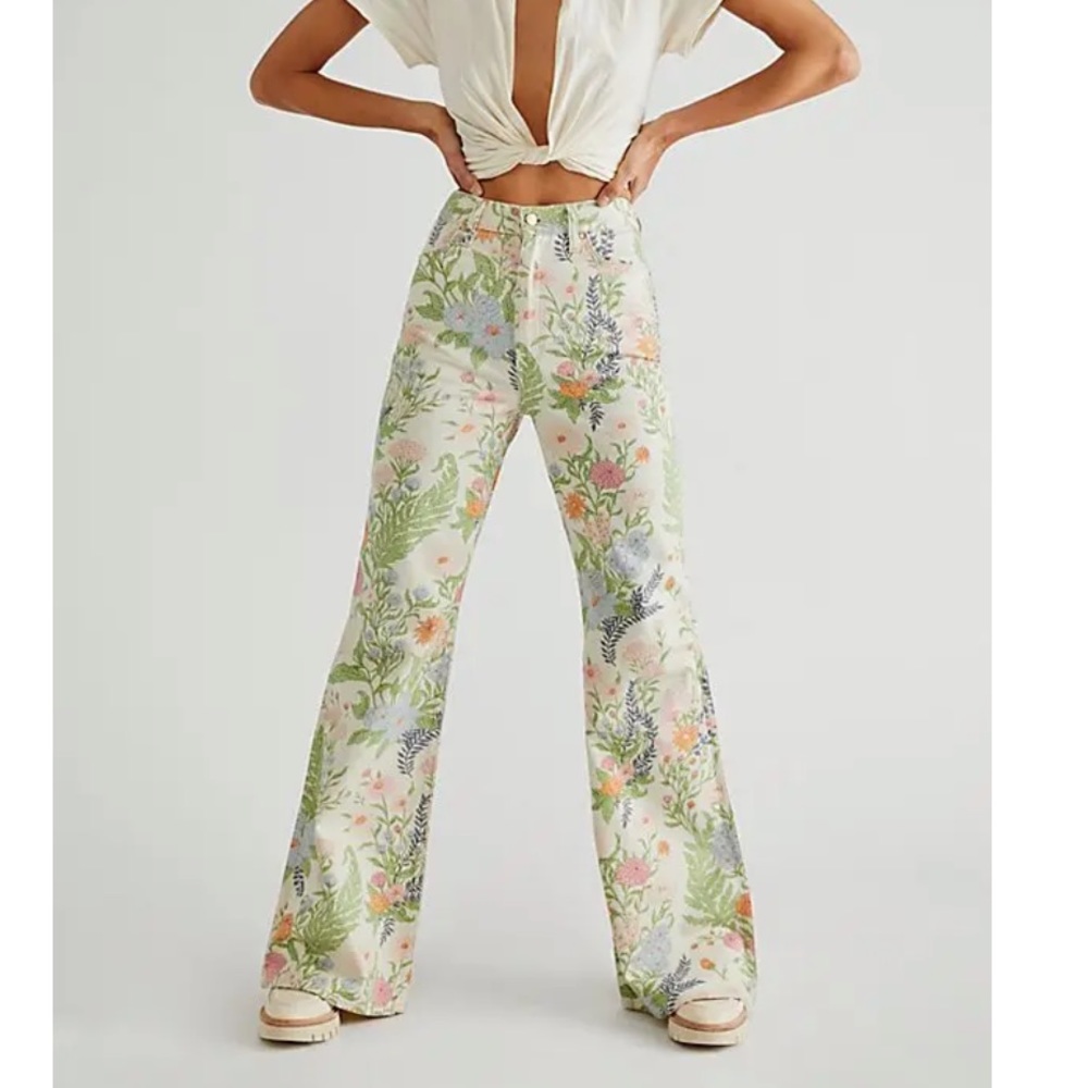 Wrangler Wanderer 626 High-rise flare jeans in floral